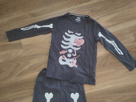 Pyžamo s kostrou, lupilu,110