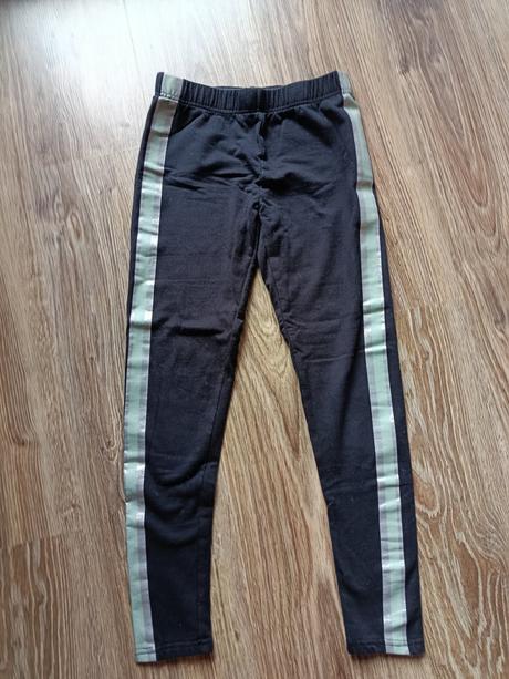 Úzke teplákové nohavice a ozdobnými pásikmi, takko,146