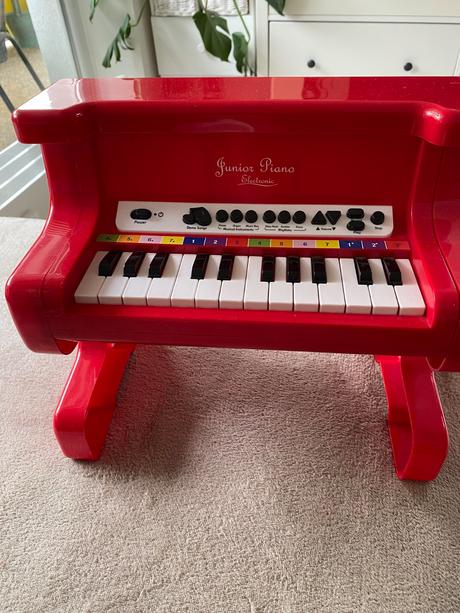 Krásne červené detské elektronické piano klavír,
