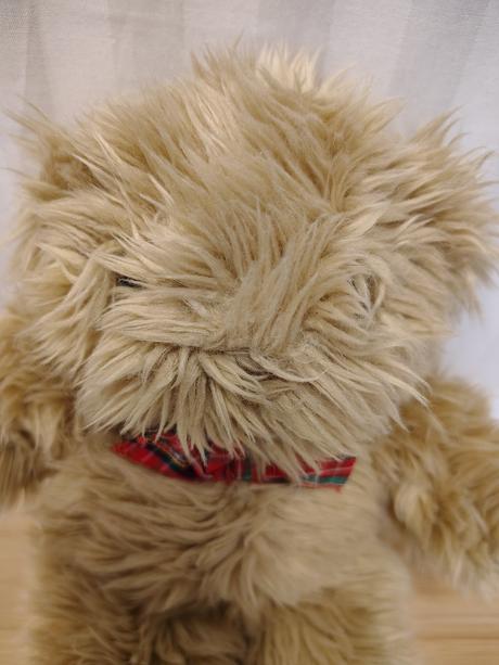 Plyšový chlpatý hnedý medveď s mašlou, m&s, 26 cm, 