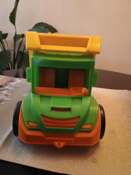 Nákladné vyklápacie auto,