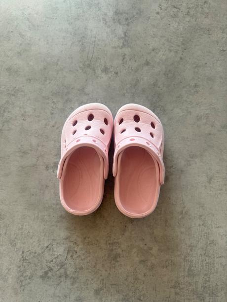 Crocs, 24