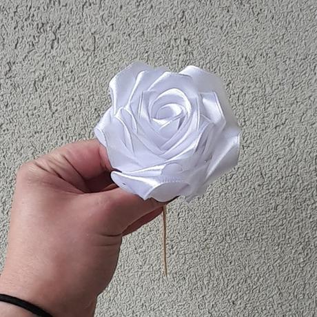 Saténové ružičky biele,