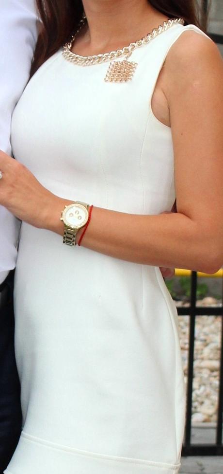 Biele mini šaty so zlatými aplikáciami, s