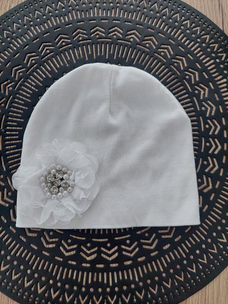 Nádherná biela čiapka super stav, 104