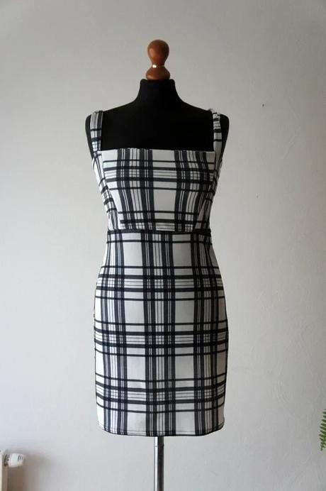 Exkluzívne zamatové mini šaty na ramienka + bonus, s