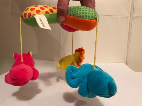 Zvieratká na hraciu hrazdičku,