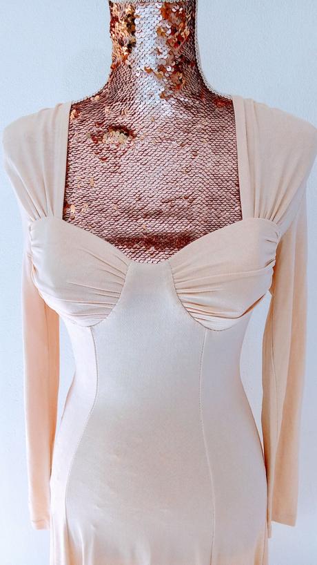 Krásne korzetové šaty, s