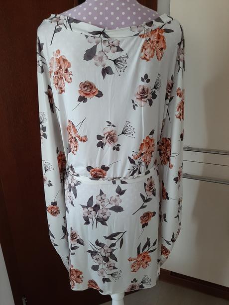 Kvetované voľné šaty,
