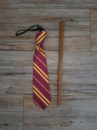 Kravata a palicka harry potter,