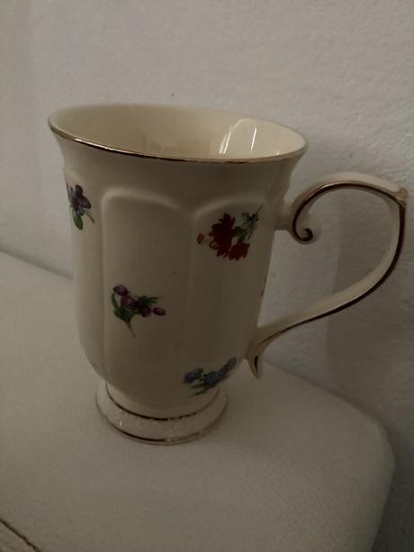 Krásna šálka s kvetinkami,