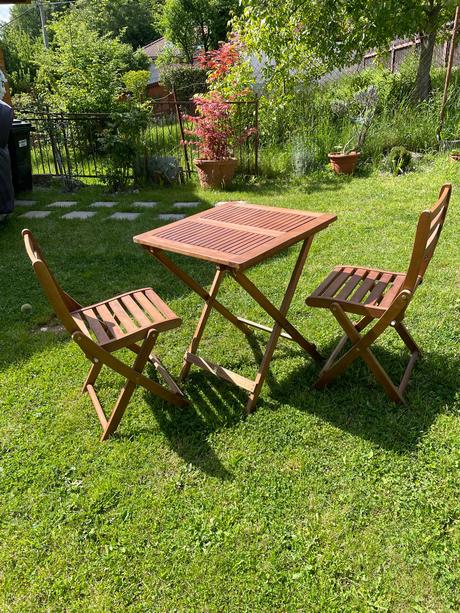 Drevený záhradný alebo balkónový nábytok,