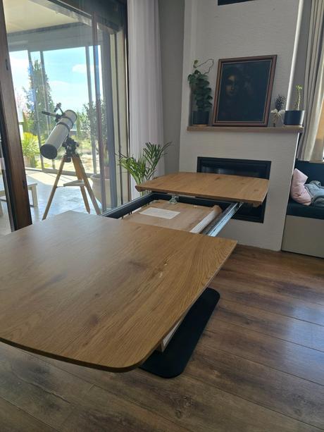 Rozkladací stôl + 5 sivých a 1 ružová stolička, 