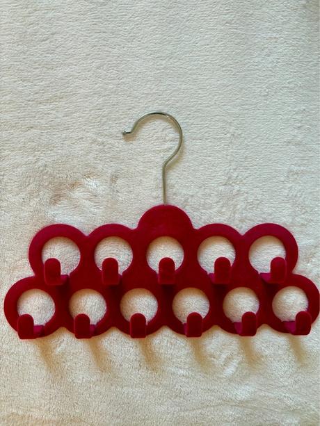 Viacúrovňový vešiak na šatky a doplnky,