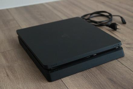 Ps4 slim 500 gb, super stav, málo hraná,
