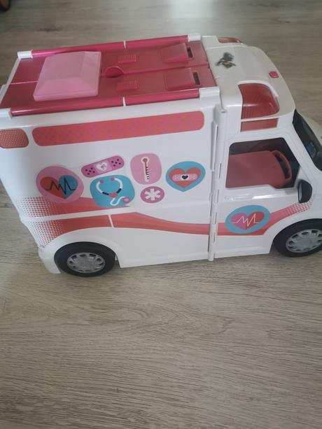 Barbie sanitka,