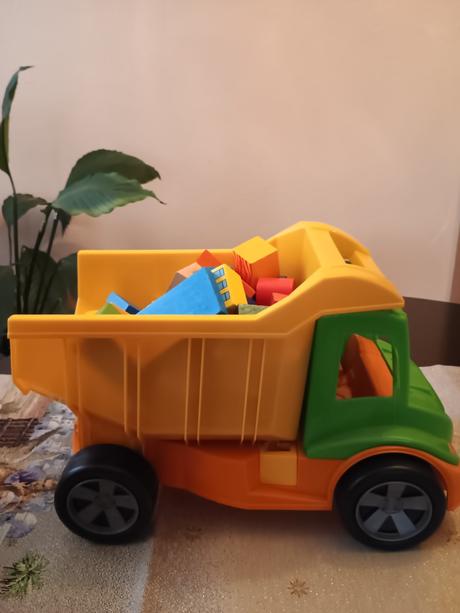 Nákladné vyklápacie auto,