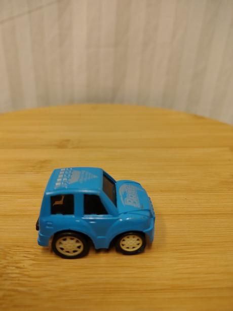 Modré autíčko na zotrvačník, mini racer, 5 cm, 