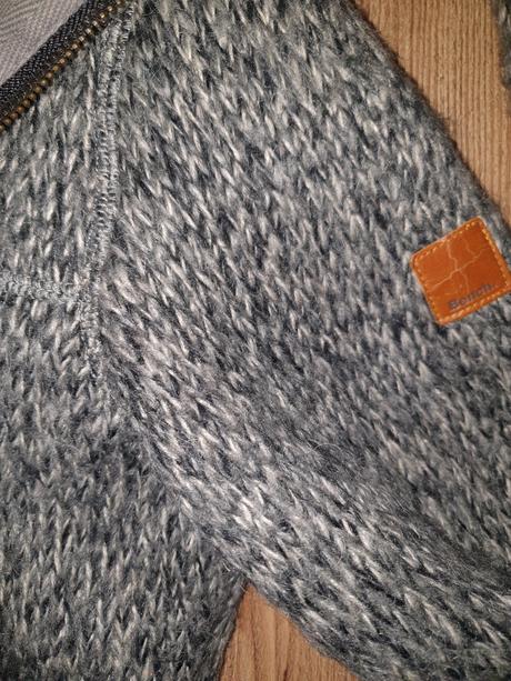 Krasna mikina bench, bench,s