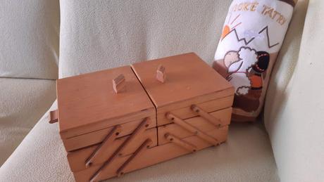 Predám drevenú rozkladaciu kazetu, šijacie potreby, 