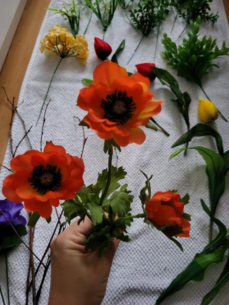 Umelé kvety+košík +vtáčik, 