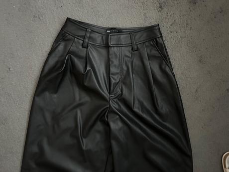 Koženkové nohavice, 32