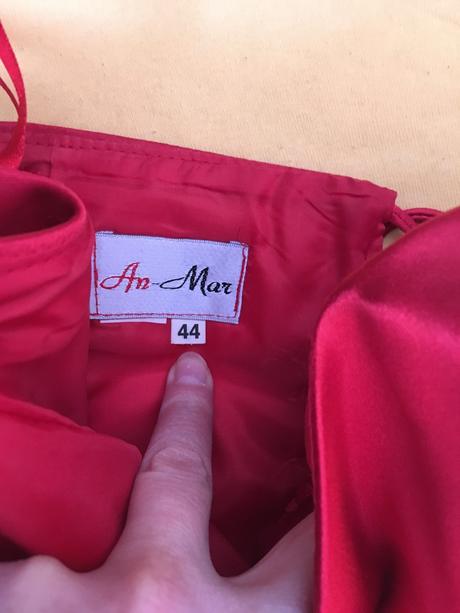 Krásne luxusné spoločenské šaty, 44