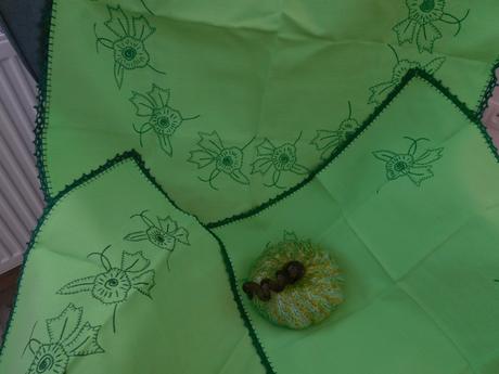 Zelené konáriky na plátne-ručne vyšitý set obrusov, 