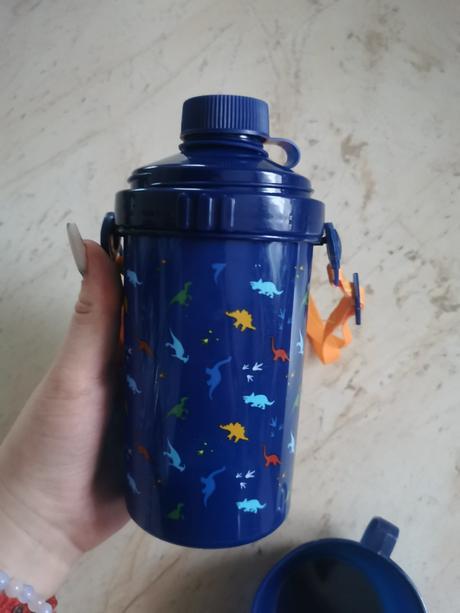 Malá termoska so šnúrkou do krku,