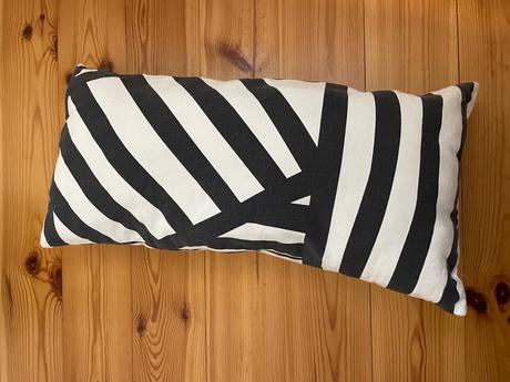 Vankúšik s grafickým motívom, 