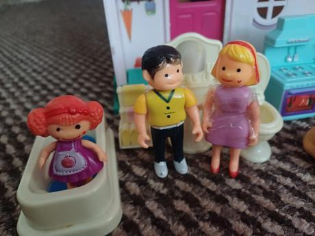 Domček s nábytkom a rodinkou, 