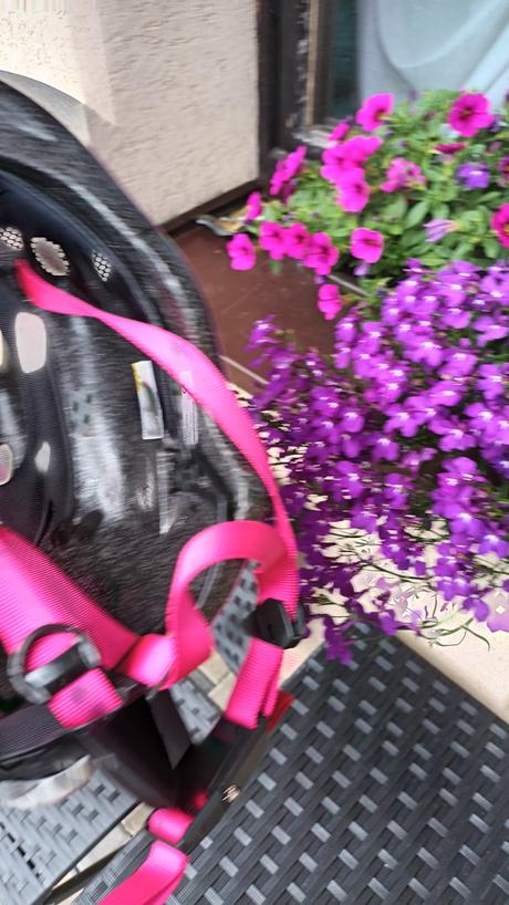 Kvalitná blikajúca značková prilba m 53-58 cm, m