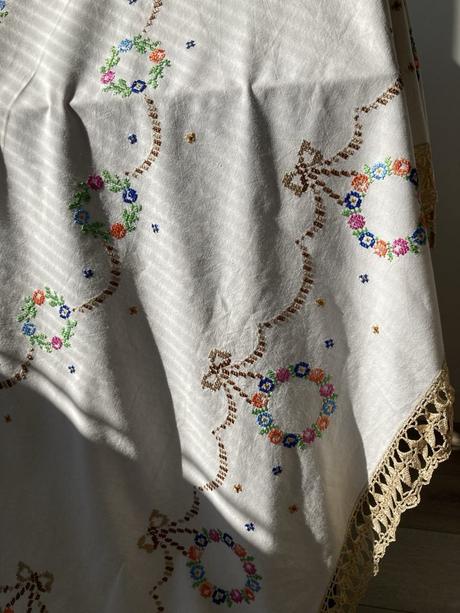 Krásny ľanový obrus s výšivkou krížikovou,, 