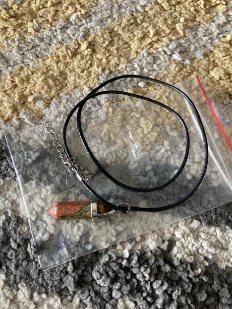 Náhrdelník s kryštáľom,