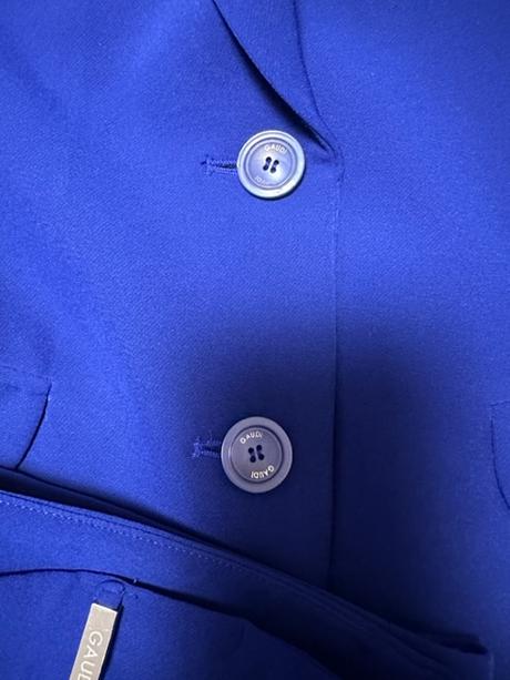 Kráľovský modrý nohavicový kostým zn. gaudi it 44, l / m