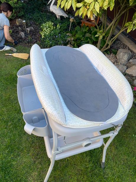 Prebalovaci pult a vaničkou, 