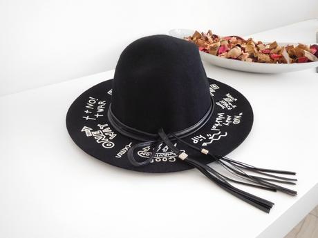 Reserved klobúk cierny s popisom bielej,, reserved