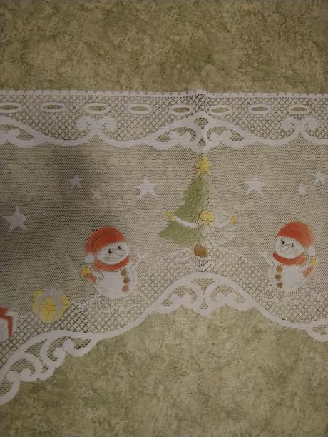 Vianočná záclonka santa na saniach sob snehuliak, 