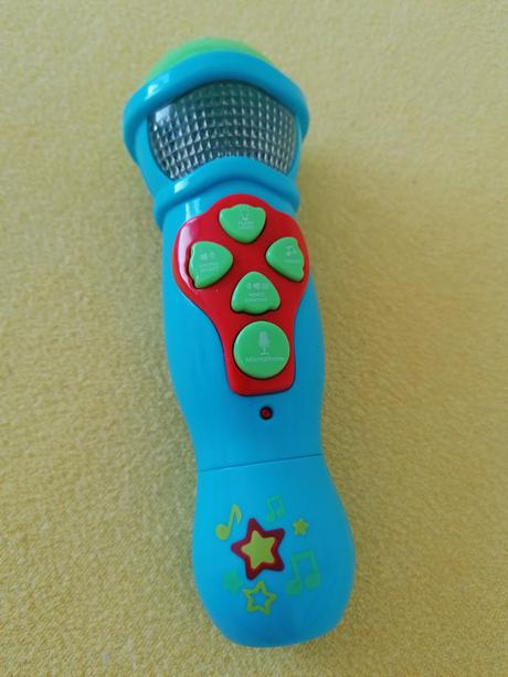 Mikrofón so svetlom, melódiami, meničom hlasu, 