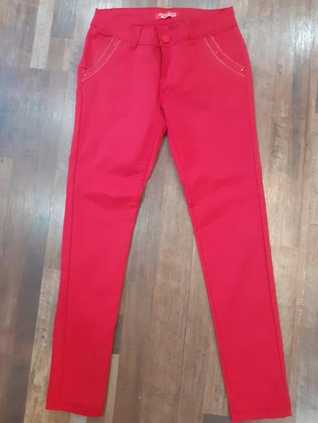 Červené nohavice, s