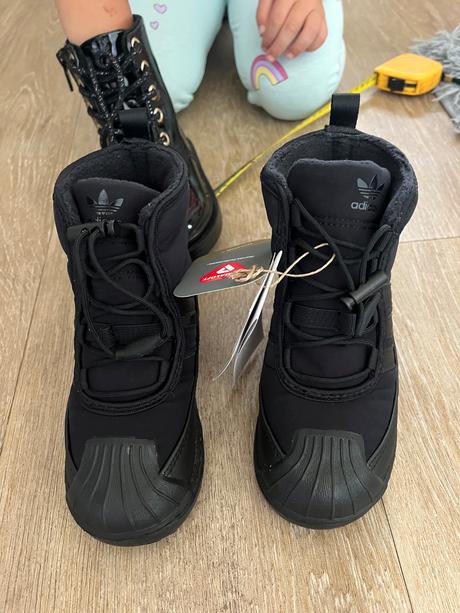 Snehule, adidas,25