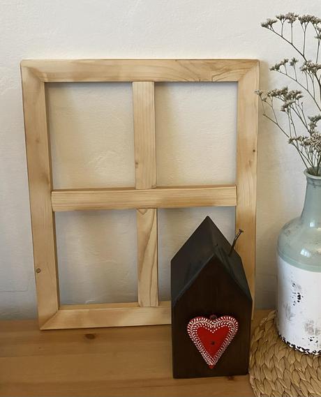 Drevený dekoračný domček a drevené okienko, 