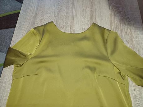 Šaty s odhaleným chrbátom, s