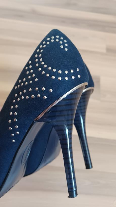 Tmavomodré lodičky, graceland,37