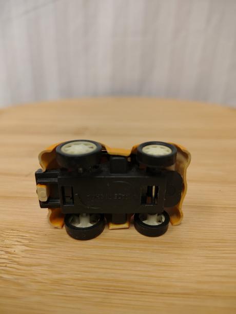 Mini autíčko so zotrvačníkom, oranžový chrobák, 