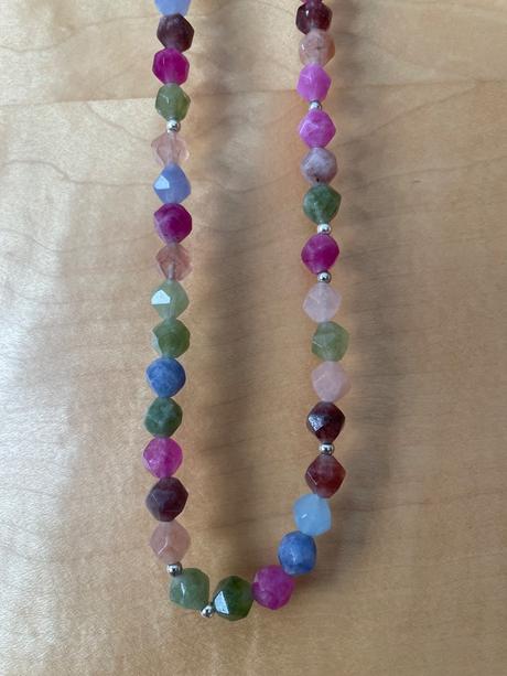 Nahrdelnik z farebnych koralok, 
