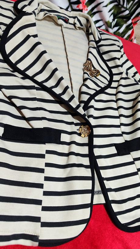 Pásikavé sako s brošňou, xs