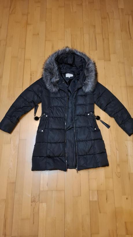 Cierna zimna bunda s mohutnou kozusinou, s