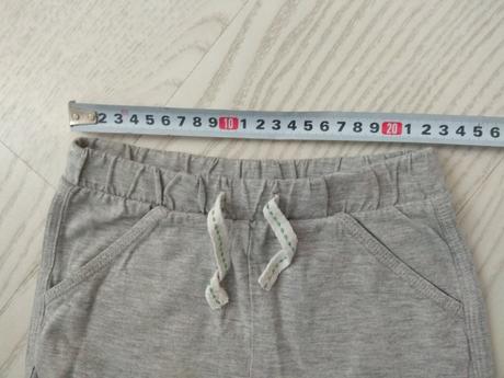 Šedé krátke kraťasy, 92
