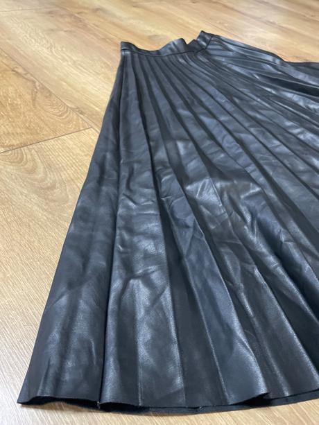 Čierna koženková sukňa, stradivarius,s
